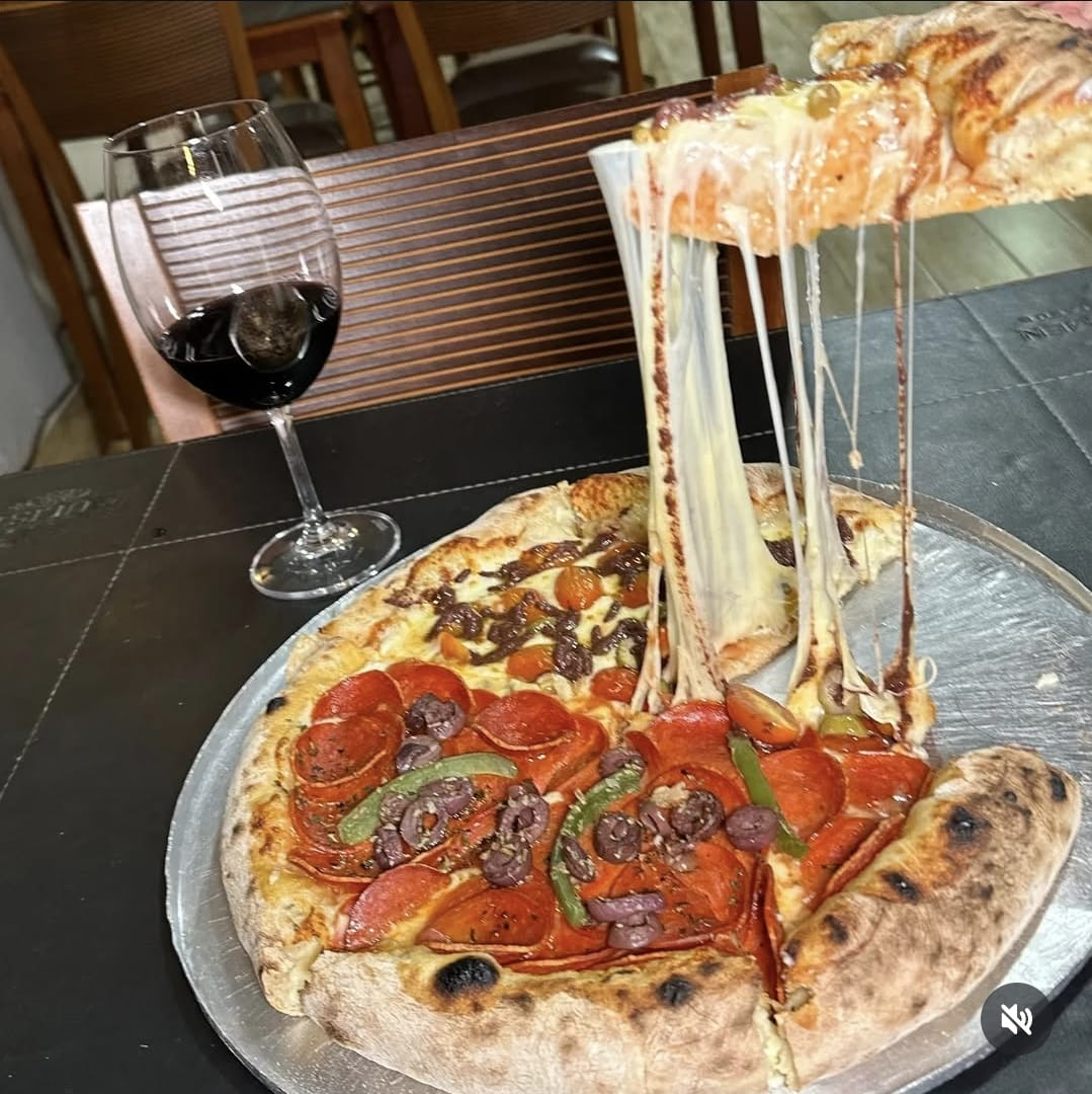 Pizza artesanal saindo do forno