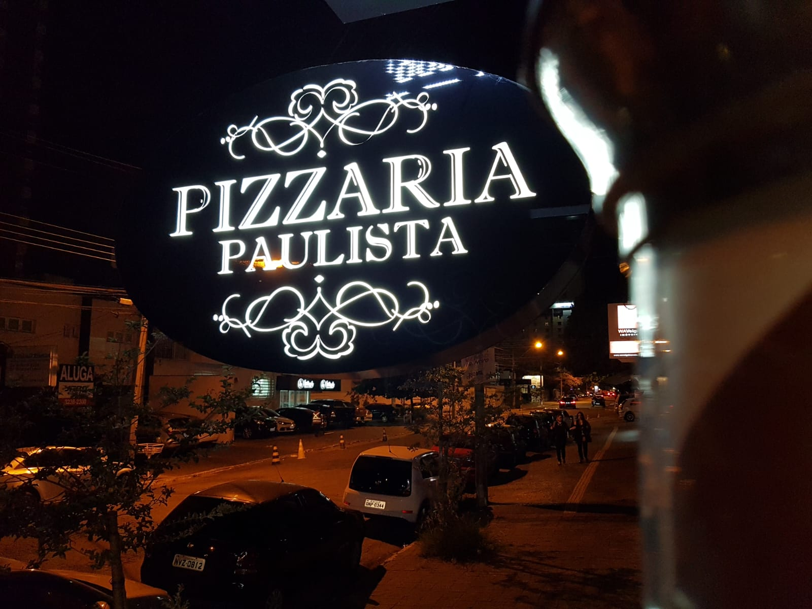 Pizza calabresa saindo do forno