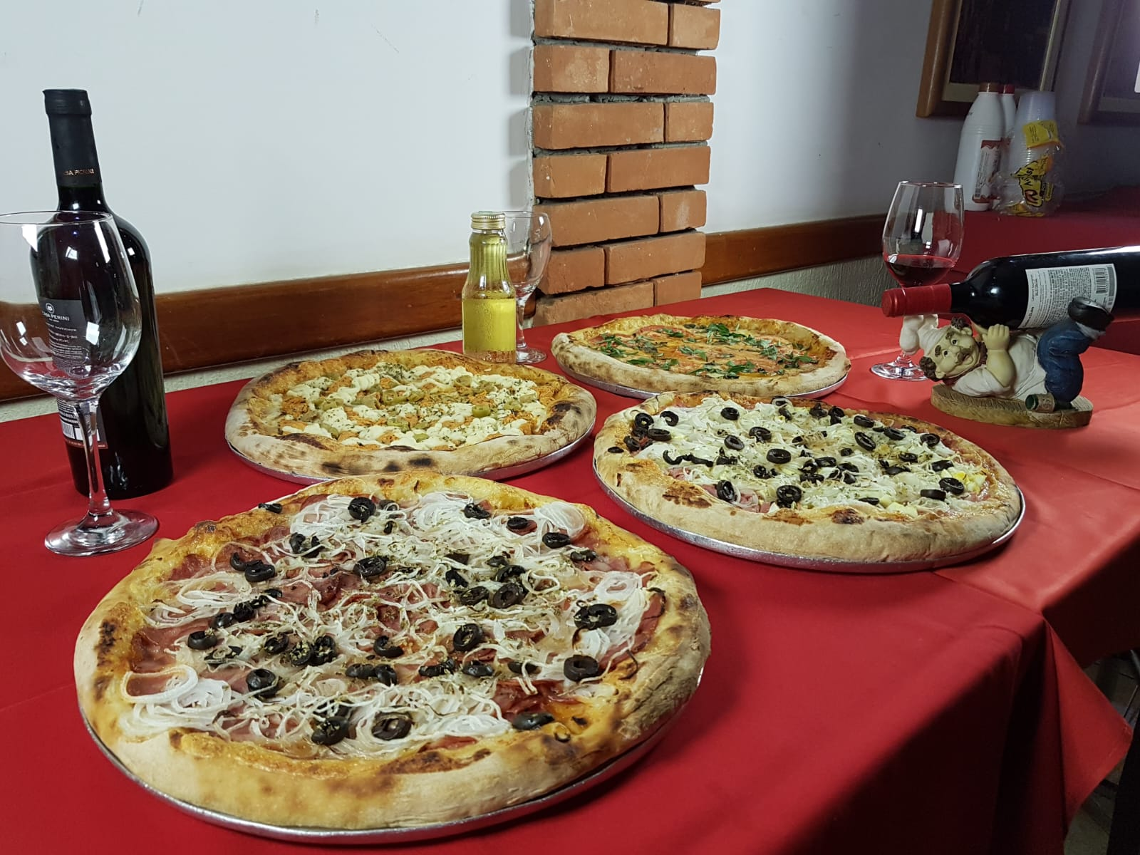 Detalhe de pizza com ingredientes frescos