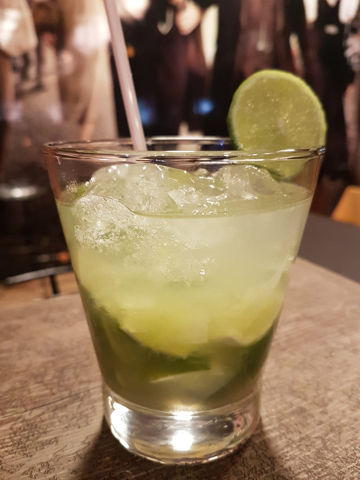 Equipe preparando a massa