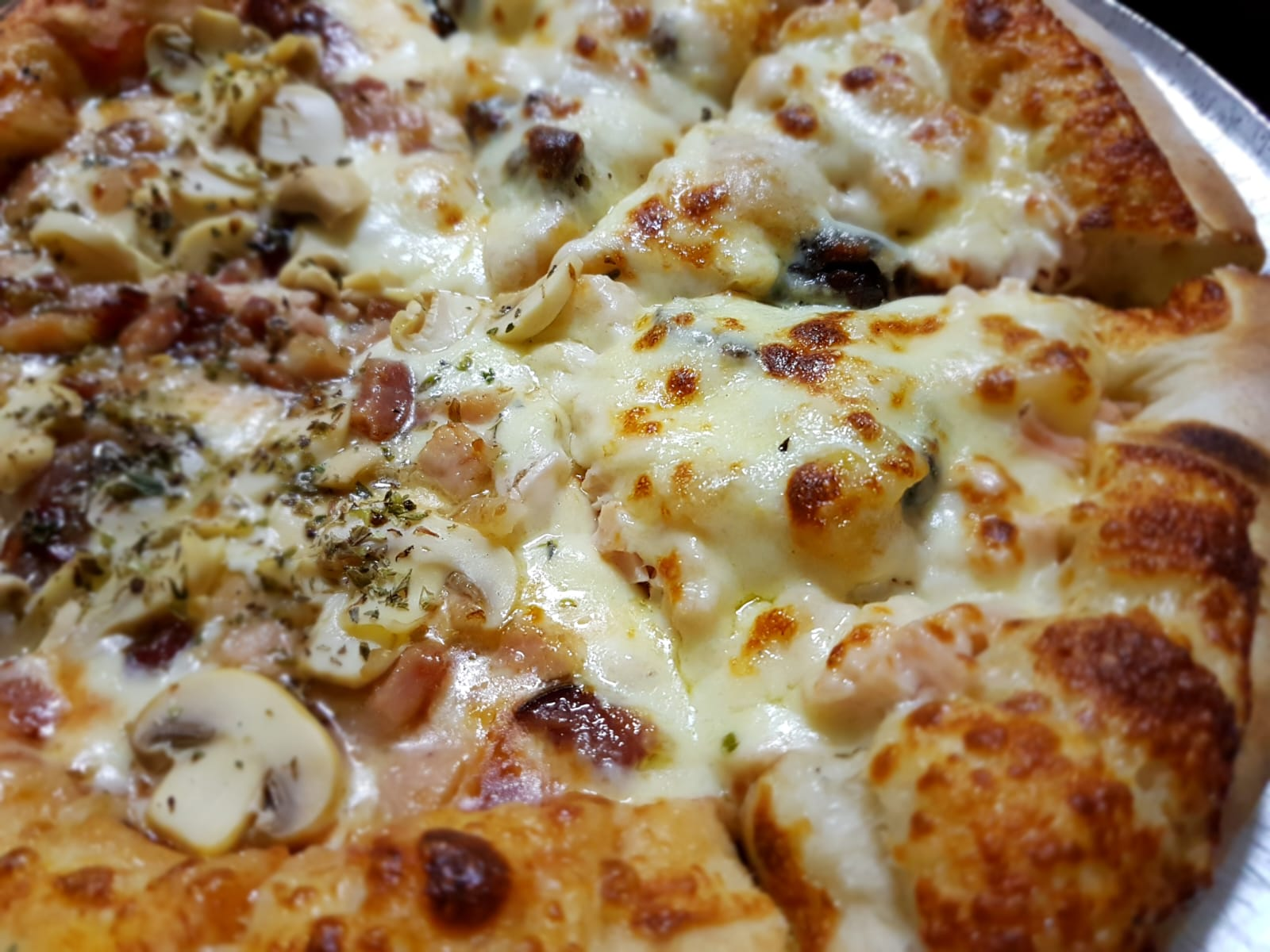 Fatia de pizza servida