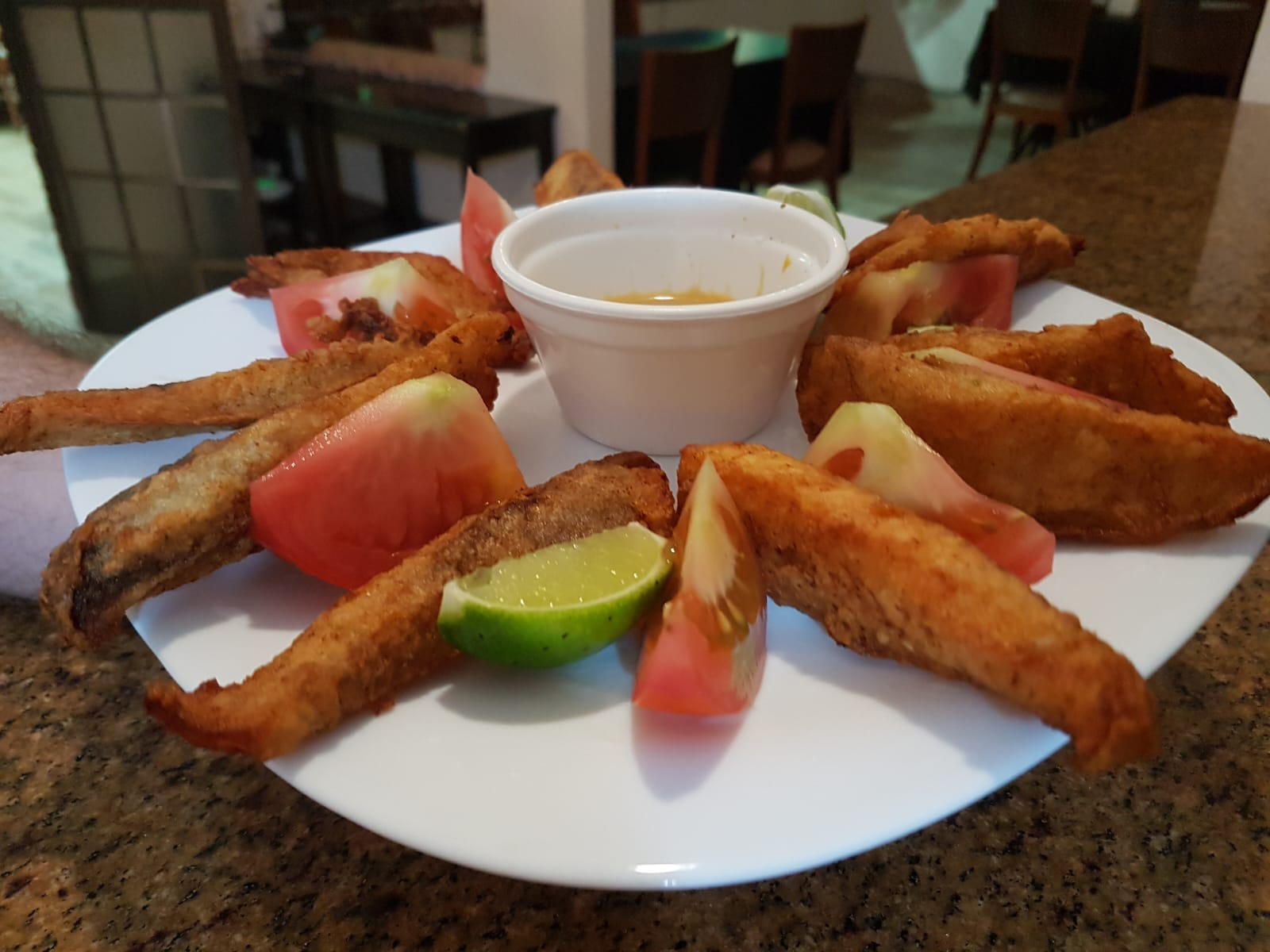 Cliente feliz aproveitando a pizza